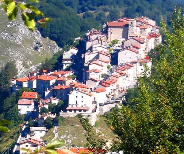 "Pretamara Fresilia Oppidum". Tre modi di scrivere Pretamara: Pietra Mara, Pietramara e Pretamara