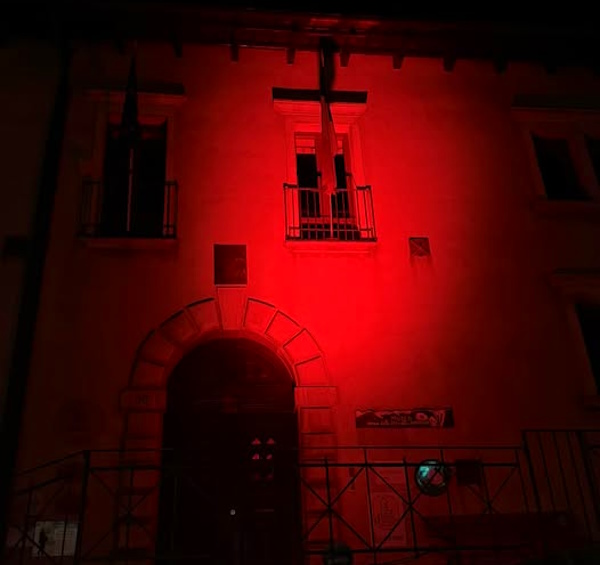 Il Comune di Opi si illumina di rosso per dire "no" alla violenza sulle donne