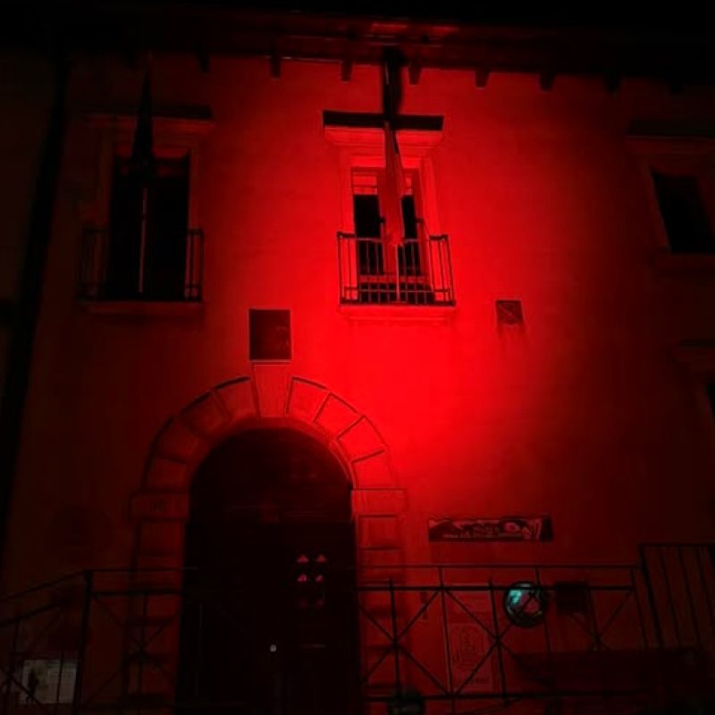Il Comune di Opi si illumina di rosso per dire "no" alla violenza sulle donne