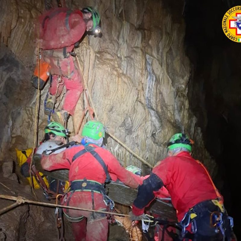 Esercitazione del Soccorso Alpino e Speleologico nella Grotta dei Cervi a Pietrasecca di Carsoli: testata la maxiemergenza in ambiente ipogeo